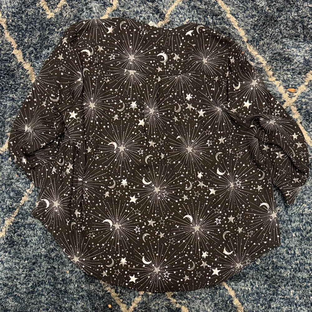 NEW Torrid Black and Silver star chiffon tunic roll-tab blouse size 1X(14-16) - Picture 10 of 14